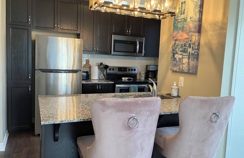 Ottawa Division Apartment | Elegant 2 bdrm Home w/King Bed & free parking