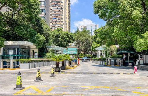 Xujiahui Apartment | Elegant 2 Bedroom Apartment Yongxin Century Walk to Parks