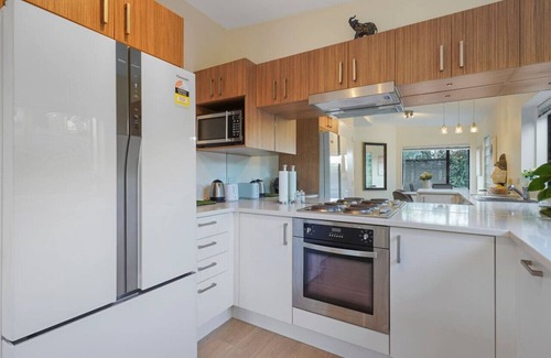 Northcross House | Elegant 2BR Family Home | Aircon & 5min to Beach