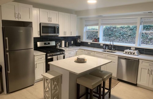 Taylor Run Condo | Elegant 2BR Condo with Modern Comforts in Alexandria