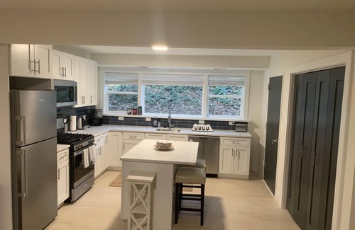 Taylor Run Condo | Elegant 2BR Condo with Modern Comforts in Alexandria