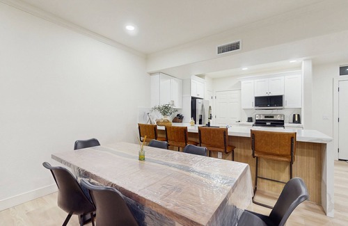 North Scottsdale Condo | Elegant 2nd floor Condo w/ balcony & luxury amenities - pool/hot tub/gym