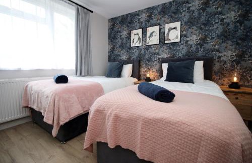 Newton St Loe House | Elegant 3BR Bath Home, Sleeps 6, Driveway Parking, Families and Contractors Stay