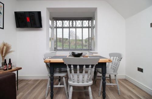 Newton St Loe House | Elegant 3BR Bath Home, Sleeps 6, Driveway Parking, Families and Contractors Stay