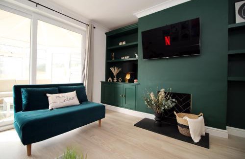 Newton St Loe House | Elegant 3BR Bath Home, Sleeps 6, Driveway Parking, Families and Contractors Stay