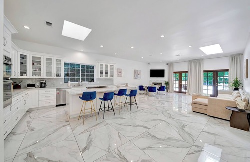 Tarzana House | Elegant 4BR Home w/Waterfall Pool, Spa & Fire Pit