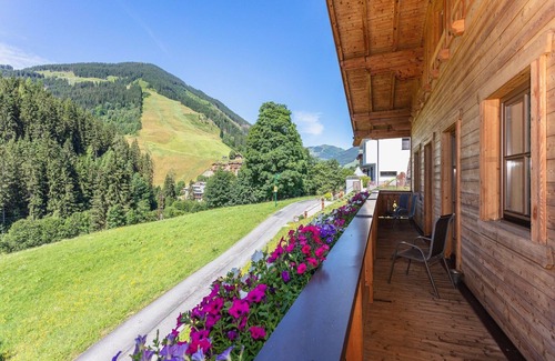 Vorderglemm Apartment | Elegant apartment near the ski bus