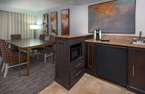 Park Central Hotel | Elegant and Cozy Suite Minutes to Dallas Arboretum and Botanical Garden