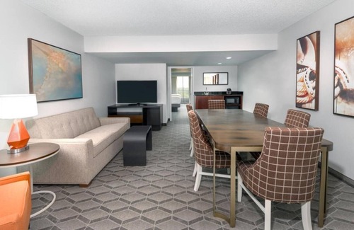 Park Central Hotel | Elegant and Cozy Suite Minutes to Dallas Arboretum and Botanical Garden