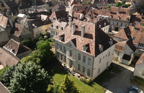 Semur-en-Auxois Apartment | Elegant Apartment in a 17th-Century Mansion with AC – Heart of Semur-en-Auxois