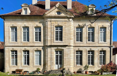 Semur-en-Auxois Apartment | Elegant Apartment in a 17th-Century Mansion with AC – Heart of Semur-en-Auxois