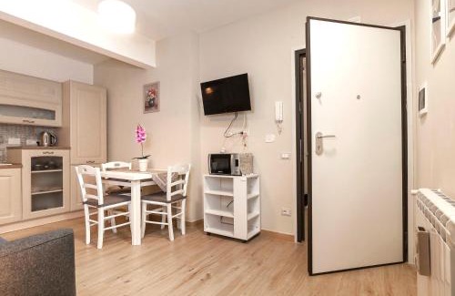 Zona XXIV Fonte Ostiense Apartment | Elegant comfy three-rooms apartment in Eur with parking
