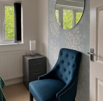 Cradley House | Elegant & Cozy 3 Bed End Terraced Stay