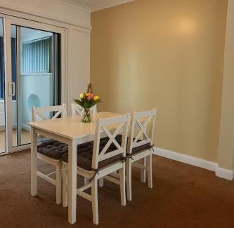 Cradley House | Elegant & Cozy 3 Bed End Terraced Stay