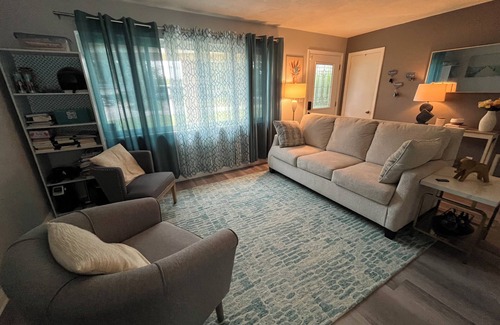 Jacksonville House | Elegant Escape Room with Shared Bathroom in 3 bedroom house.