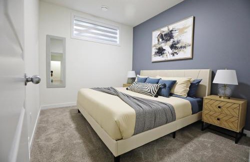 Northwest Edmonton House | Elegant Escape with King Bed, Long Stays, WEM, Disney