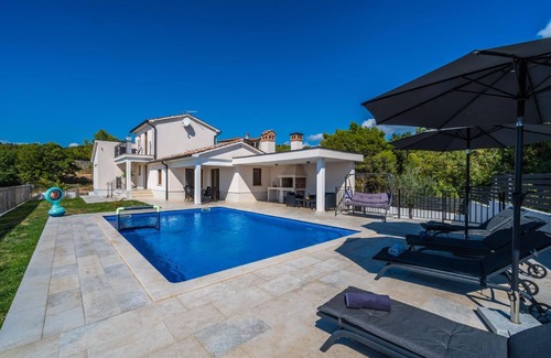 Viskovici House | Elegant Escape with Pool and Panoramic Views