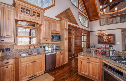 Boone Cabin | Elegant Log Cabin with Views