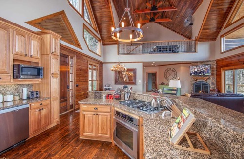 Boone Cabin | Elegant Log Cabin with Views