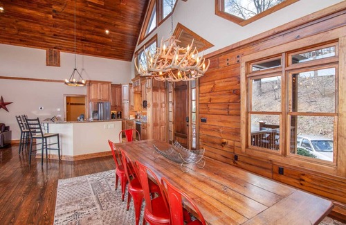 Boone Cabin | Elegant Log Cabin with Views