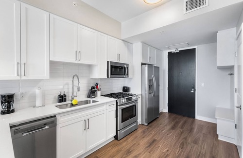 The Gulch Apartment | Elegant Nashville Stay WiFi In-Unit Laundry Free Covered Parking