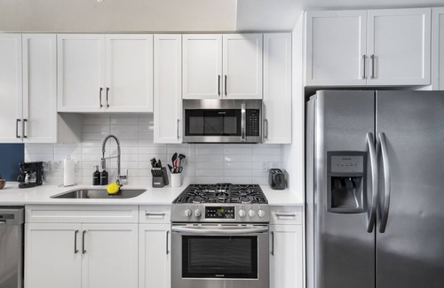 The Gulch Apartment | Elegant Nashville Stay WiFi In-Unit Laundry Free Covered Parking