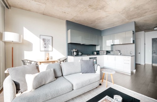 River North Apartment | Elegant Near North 1BR w/Doorman, W/D & Gym nr I-90, by Blueground