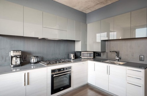 River North Apartment | Elegant Near North 1BR w/Doorman, W/D & Gym nr I-90, by Blueground