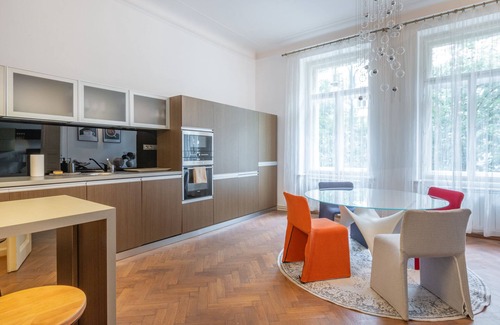 Stare Mesto Apartment | Elegant Paris Ave. apartment