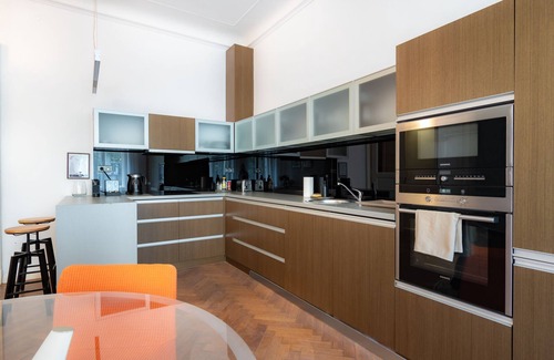 Stare Mesto Apartment | Elegant Paris Ave. apartment