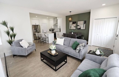 Northwest Edmonton House | Elegant Retreat: 4 King/3 Queen|Sleeps 14|Near WEM