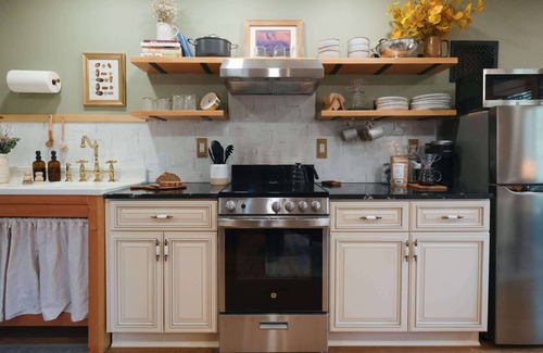 Cascade-Chipita Park Cabin | Elegant Stone Cottage by Pikes Peak