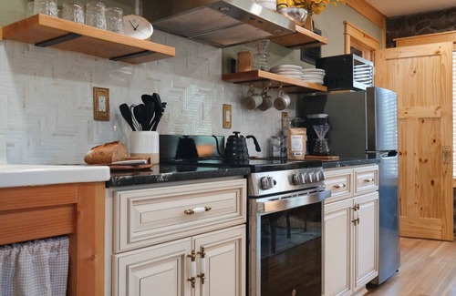 Cascade-Chipita Park Cabin | Elegant Stone Cottage by Pikes Peak