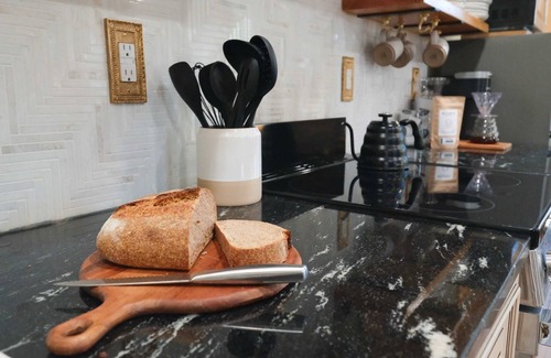 Cascade-Chipita Park Cabin | Elegant Stone Cottage by Pikes Peak