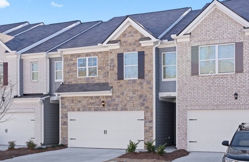 Buford House | Elegant Townhouse Retreat Near Mall Of Georgia