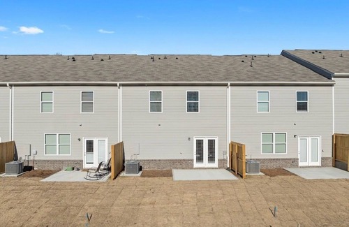 Buford House | Elegant Townhouse Retreat Near Mall Of Georgia