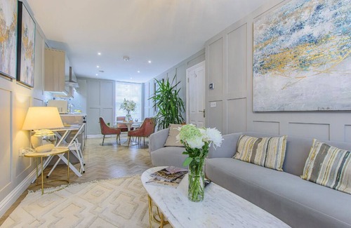 Dunstable Apartment | "Elegant Urban Escape: Central Location, Designer Touches – Your Perfect Stay"