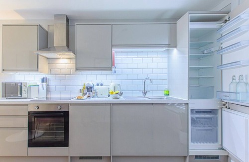 Dunstable Apartment | "Elegant Urban Escape: Central Location, Designer Touches – Your Perfect Stay"