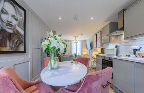 Dunstable Apartment | "Elegant Urban Escape: Central Location, Designer Touches – Your Perfect Stay"