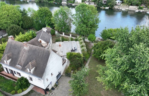 Medan Villa | Elegant villa on the banks of the Seine