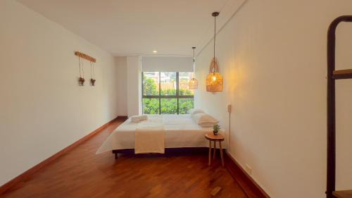 El Castillo Apartment | Elegante habitación baño compartido en Poblado-B11