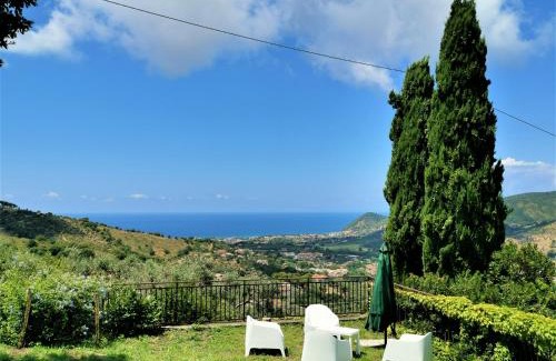 Perdifumo Villa | Elegante villa panoramica con giardino e idromassaggio a 10 minuti dal mare