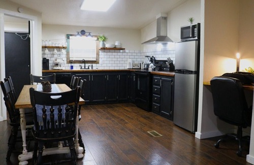 Electra House | Elegantly Rustic 3 Bedroom 2 Bath Modern Farmhouse Cottage