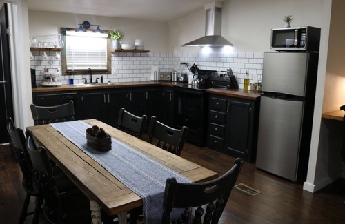 Electra House | Elegantly Rustic 3 Bedroom 2 Bath Modern Farmhouse Cottage