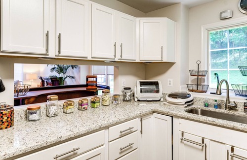 Fairland Condo | Elevator In-Unit: 3-Story Condo Only 14 Mi to DC!
