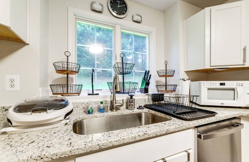Fairland Condo | Elevator In-Unit: 3-Story Condo Only 14 Mi to DC!