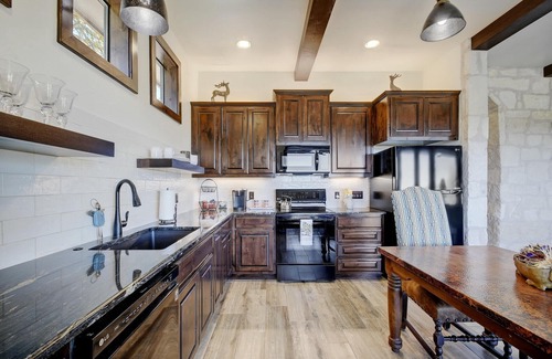 Fischer House | Eleven Eleven Ranch - Professionally Decorated Romantic Getaway w/Great Views!