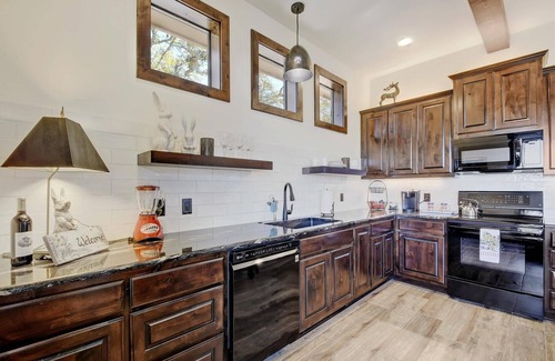 Fischer House | Eleven Eleven Ranch - Professionally Decorated Romantic Getaway w/Great Views!