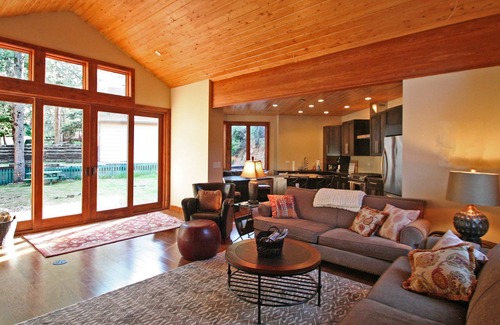 Woodland Park Cabin | Elite winter retreat, hot tub, 2 fireplaces, Ice skating on the village pond.