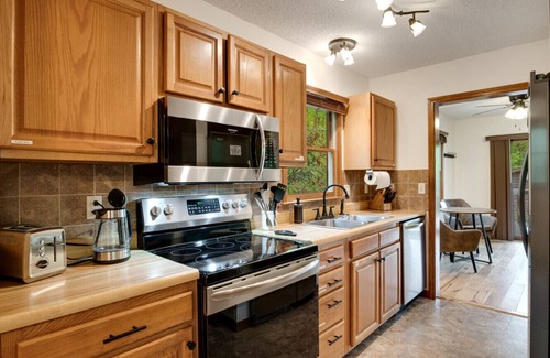 Maggie Valley Cabin | Elk Ridge Retreat -Hot Tub- Firepit-Fireplace